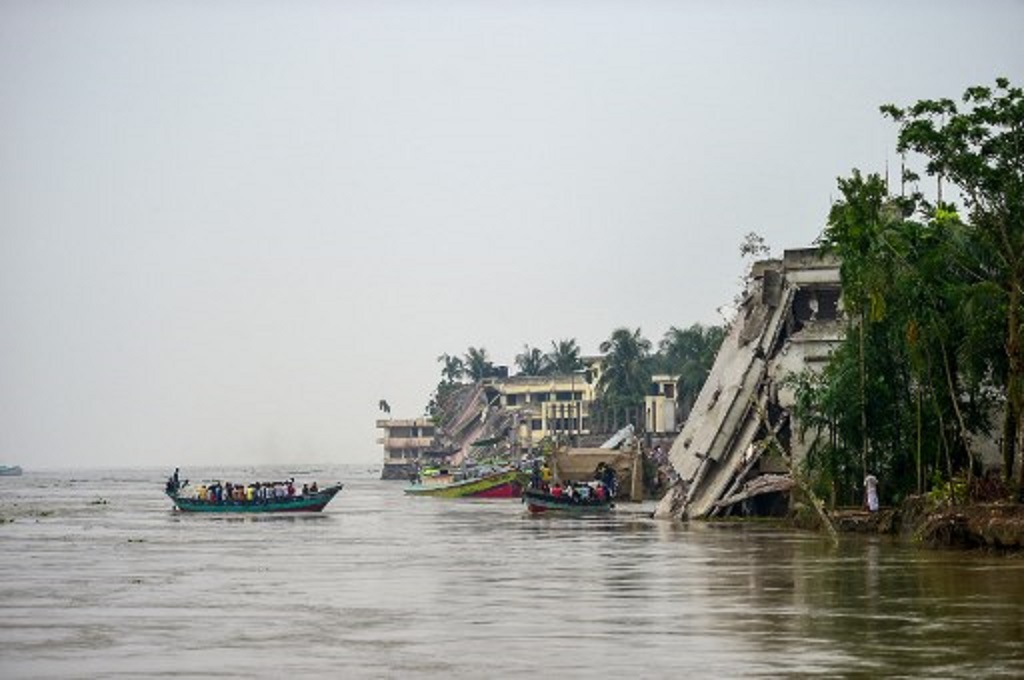 Warga Bangladesh menggunakan kapal sebagai moda transportasi di Sungai Padma pada 13 September 2018. (MUNIR UZ ZAMAN / AFP)