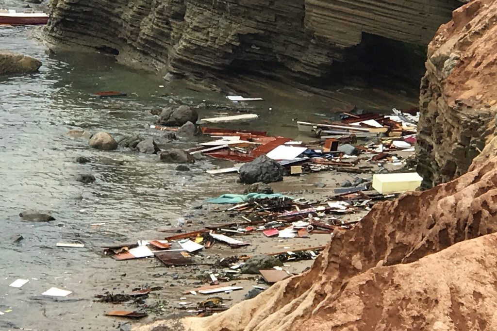 Kapal Penyelundup Terbalik di Perairan San Diego, 3 Meninggal dan 27 Luka-luka