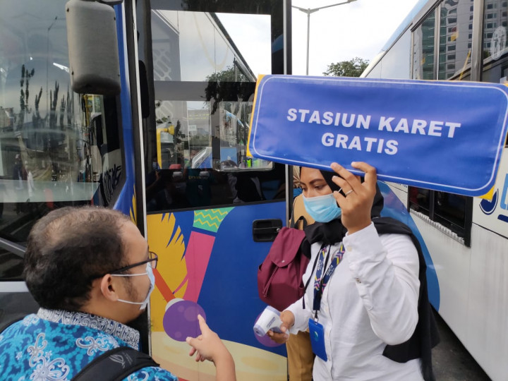 20 Bus TransJakarta Antar Pengunjung Pasar Tanah Abang ke 5 Stasiun