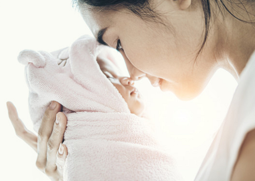 Ibu dan bayi harus melakukan kontak kulit ke kulit sesering mungkin karena hal tersebut sangat merangsang produksi ASI. (Foto: Ilustrasi. Dok. Freepik.com)