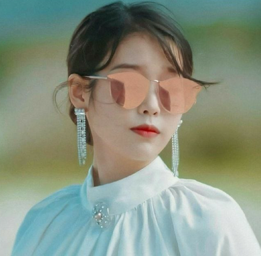Salah satu kacamata paling keren yang digunakan IU dalam drama Hotel Del Luna. (Foto: Dok. Instagram/@k-drama)