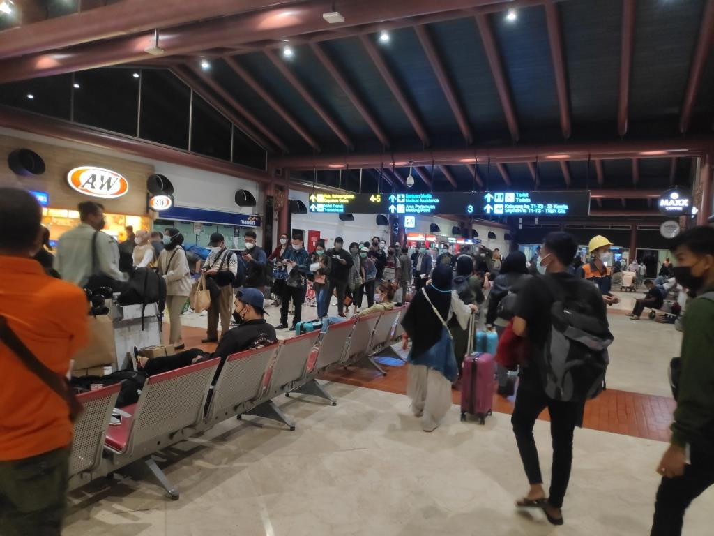 Antrean di gate 2 check point Terminal 2 menuju pintu masuk Bandara Soekarno-Hatta (Soetta), Tangerang, mengular panjang, Rabu, 5 Mei 2021. Foto: Medcom.id/Wandi Yusuf