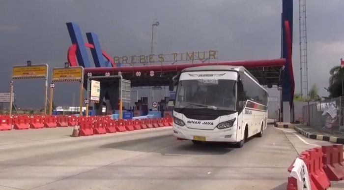Mi/Supardji Rasban Bus Antarkota Antar Provinsi (AKAP) melintas di gerbang tol (GT) Brebes Timur/ Brexit.