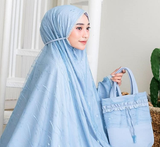 Okky menyarankan agar mencari mukena yang berbahan lembut dan tidak panas. (Foto: Dok. Instagram/mukenacantik.rosida)