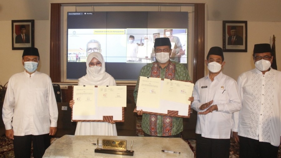 MoU Beasiswa Studi Agama antara Pemkab Banyuwangi dengan IAIN Jember dan UHN Denpasar. Foto: Dok Kemenag.