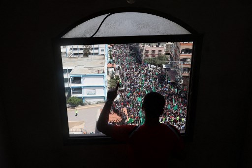 Warga Palestina di Gaza saat memprotes penundaan pemilu. Foto: AFP