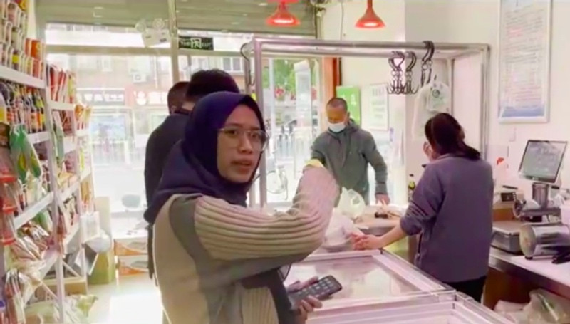 Riyana, pelajar Indonesia yang menjalani Ramadan di Beijing, Tiongkok. Foto: Metro Xinwen