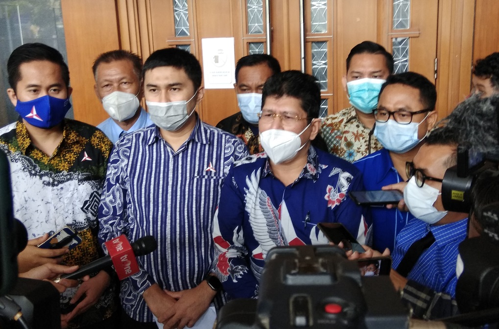 Anggota Tim Hukum DPP Partai Demokrat, Mehbob (kemeja biru tua). Medcom.id/Fachri Audhia Hafiez
