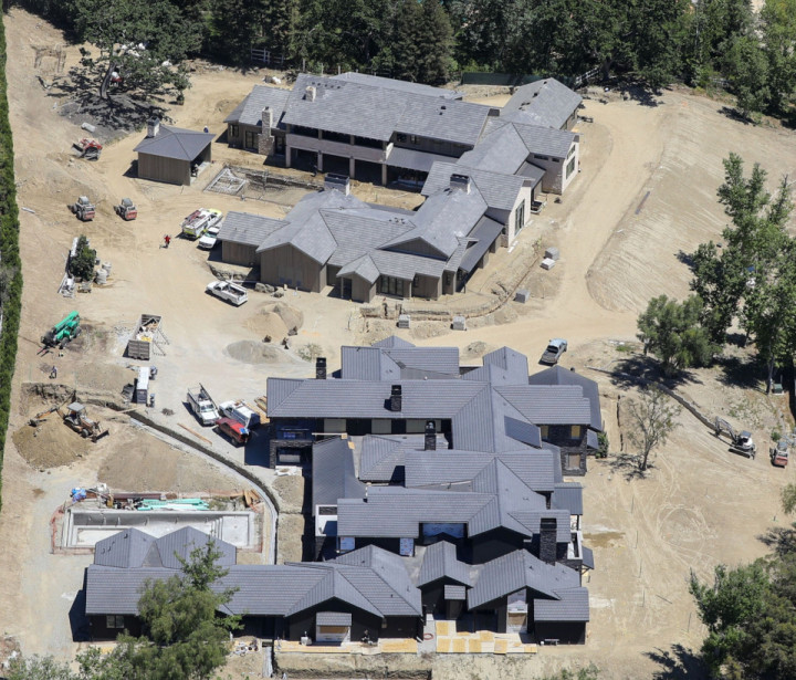 Beli Rumah Berdekatan, Khloe Kardashian dan Kris Jenner Rogoh Rp522 Miliar