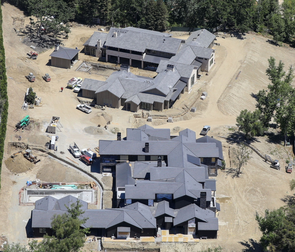 Rumah Khloe Kardashian dan Kris Jenner yang berdekatan di Hidden Hills, California. Foto: X17