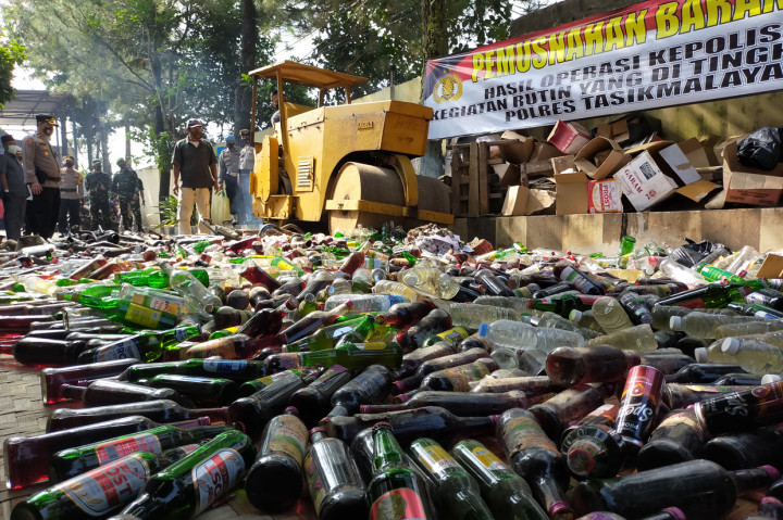 Polres Tasikmalaya Musnahkan Ribuan Botol Miras, Narkoba, hingga Knalpot Bising