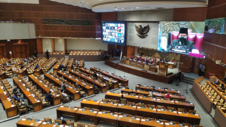 Azis Syamsuddin Absen Secara Fisik Dalam Rapat Pembukaan Masa Sidang V