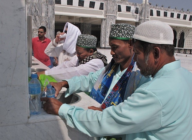 Ilustrasi air zamzam/FOTO ANTARA/SAPTONO.