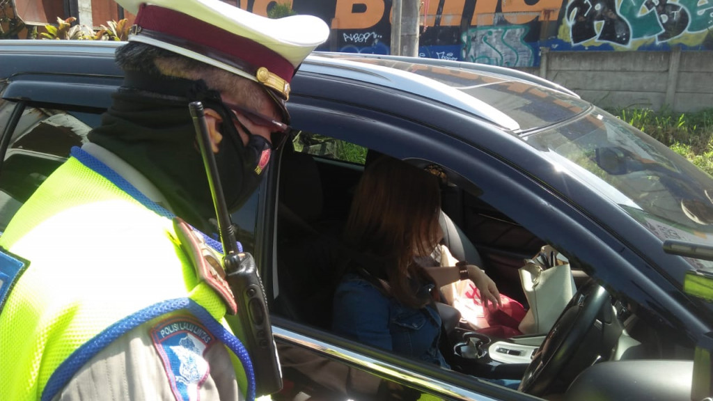 Pemeriksaan kendaraan di Gerbang Tol Buah Batu, Bandung. Foto: Medcom.id/Roni Kurniawan
