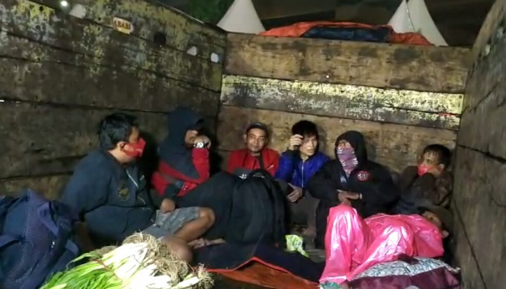 Bayar Rp50 Ribu, 7 Pria Asal Bekasi Nekat Menumpang Truk Sayur ke Garut