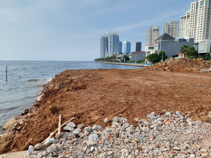 Anies Didesak Tertibkan Bangunan di Tepi Pantai Mutiara