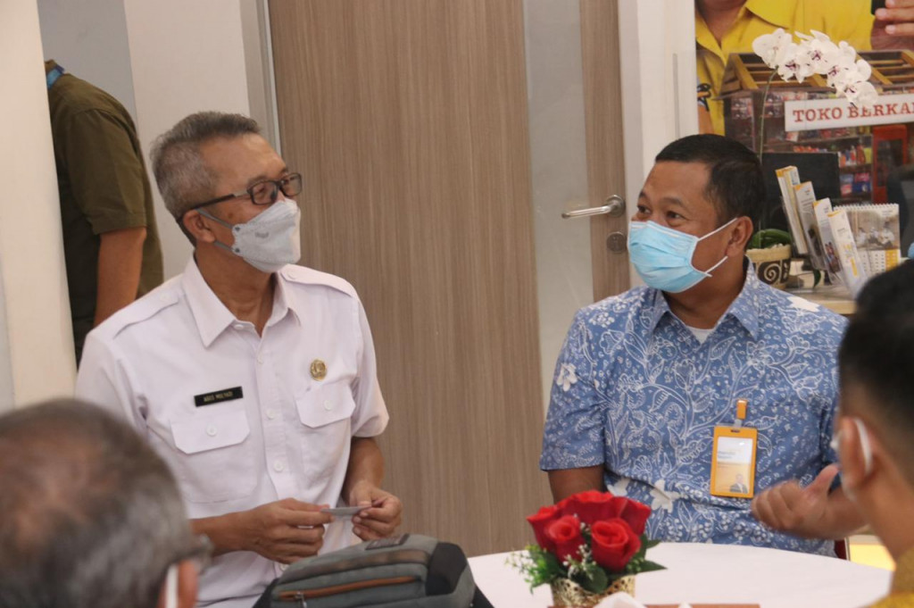 Sekretaris Daerah Kota Cirebon, Agus Mulyadi, bersama Chief Financial Officer Bank Mandiri Taspen, Fajar Ari S., saat peresmian program vaksinasi covid-19 untuk nasabah pensiunan ASN dan TNI/Polri. Dokumentasi/ istimewa