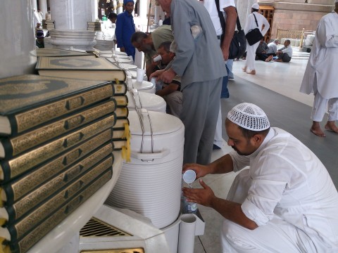  Seorang Jemaah di Masjid Nabawi mengucurkan air zam-zam--MI/DIKA KARDI 