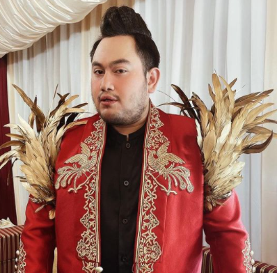 Nassar memiliki selera fesyen yang unik di setiap aksi panggungnya. (Foto: Dok. Instagram/@kingnassar88)
