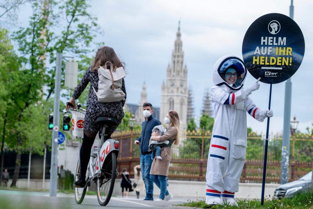 Kala Astronaut Kampanye Penggunaan Helm untuk Pesepeda