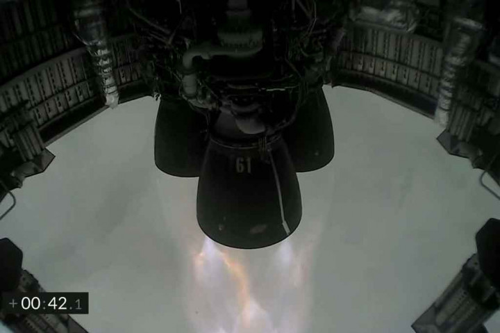 3 Berita Foto Terpopuler: SpaceX Sukses Daratkan Roket Starship hingga Petugas Mulai Lakukan Penyekatan Jalan Tol