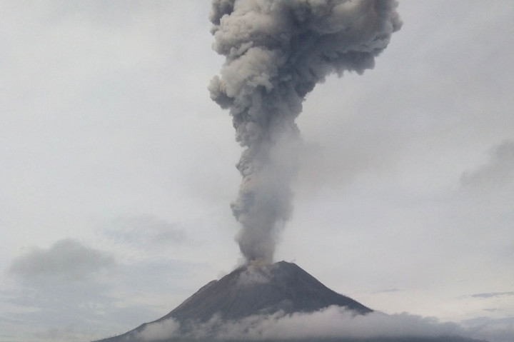 Gunung Sinabung Erupsi, Semburkan Abu Vulkanik Setinggi 2,8 Km