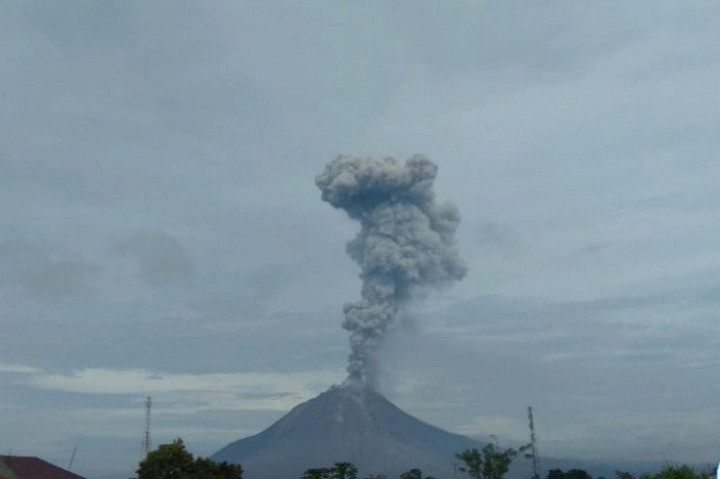 Gunung Sinabung Erupsi, Semburkan Abu Vulkanis Setinggi 2.800 Meter
