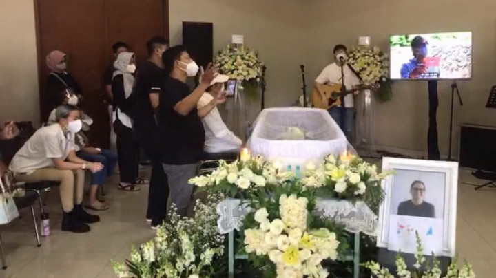 Tatapan Kosong dan Tangis Joanna Alexandra di Depan Jenazah Raditya Oloan