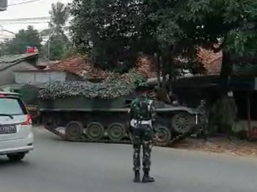 Tangkapan layar video hoaks tank TNI ikut sekat pemudik. Foto: Istimewa