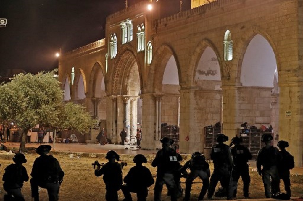 Pasukan Israel dan masyarakat Palestina terlibat bentrok di kompleks Masjid Al-Aqsa di Kota Tua Yerusalem pada Jumat malam, 7 Mei 2021. (Ahmad GHARABLI / AFP)