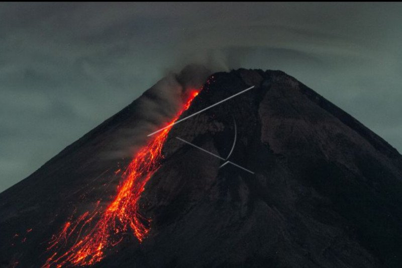 Lava pijar berguguran dari puncak Gunung Merapi terlihat di Turi, Sleman, DI Yogyakarta, Minggu (25/4/2021). (ANTARA FOTO/Hendra Nurdiyansyah/wsj.) 