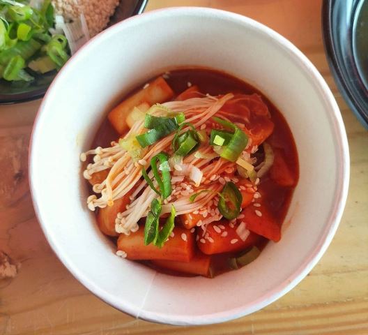 Ini cara membuat tteokbokki sendiri di rumah. (Foto: Dok. Instagram Tteokbokki Official/@tteokbokkikf.id)
