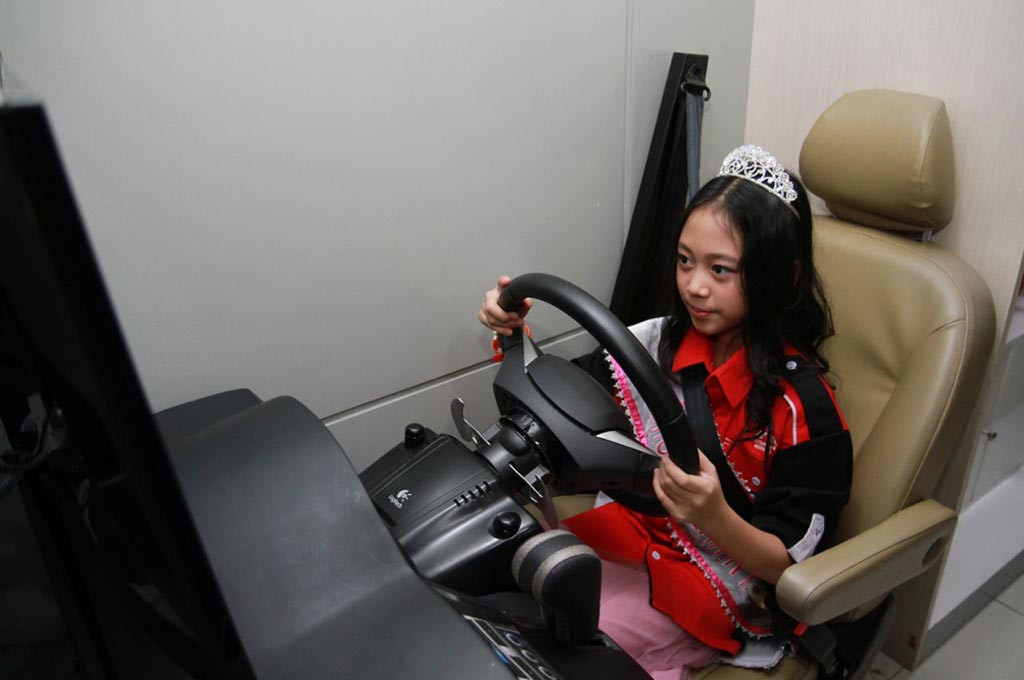 Anak-anak bisa mencoba mendapatkan driving simulator sebagai bagian dari edukasi tertib berlalu lintas. Mitsubishi