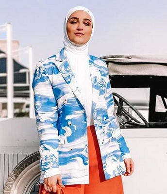 Kini, kamu bisa memakai blazer untuk momen yang lebih santai dan memberi kesan tak terlalu kaku. (Foto: Dok. Instagram/@ask_a_stylist)