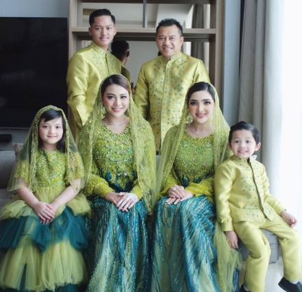 Ini Alasan Orang Indonesia Suka Pakai Baju Sarimbit saat Lebaran