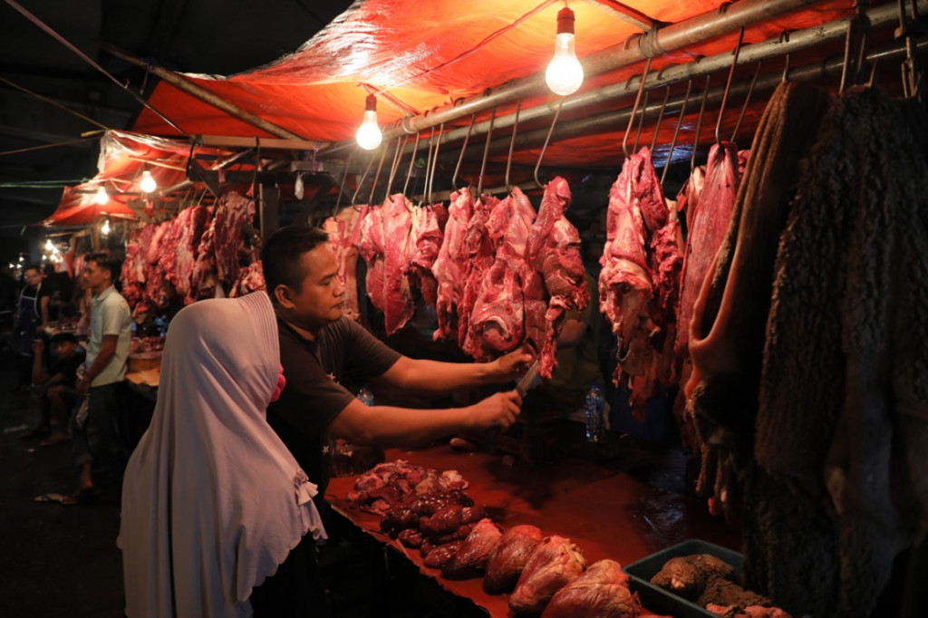 Warga membeli daging sapi di Pasar Kebayoran Lama/MI/Susanto.