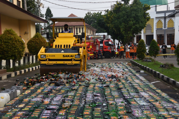 Ribuan Botol Miras di Bogor Dimusnahkan