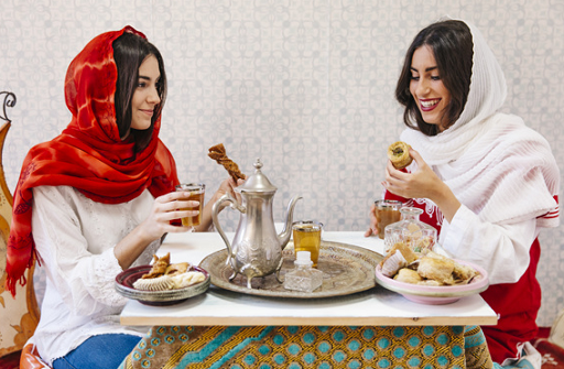 Saat menyantap makanan seringkali kamu tidak menyadari percikan kuah yang membekas di baju atau hijabmu. (Foto: Ilustrasi. Dok. Freepik.com)