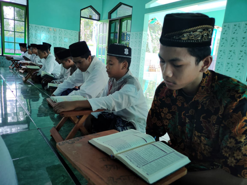  Sejumlah santri saat mengaji di Ponpes Al-Ghifari. Medcom.id/ Ahmad Mustaqim