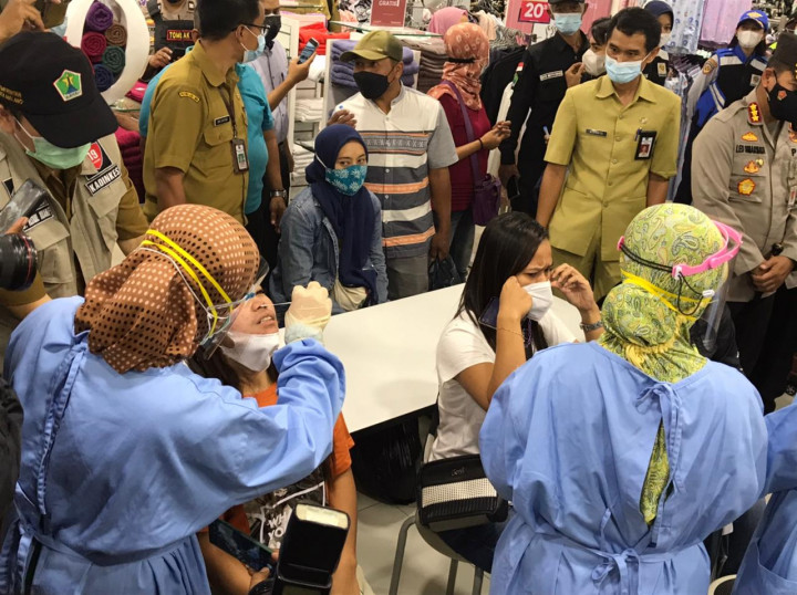 Pemkot Malang Lakukan Tes Swab Acak pada Pengunjung Mal