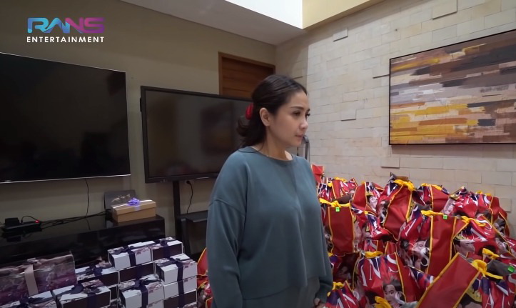 Viral Nagita Slavina Bagikan Hampers untuk Karyawan (Foto: youtube)