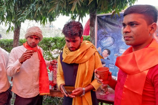 Lawan Covid-19, Warga India Olesi Tubuh dengan Kotoran Sapi