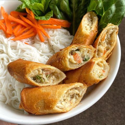 Ini cara buat kulit lumpia di teflon. (Foto: Dok. Instagram Stephanie/@snacks_with_steph)