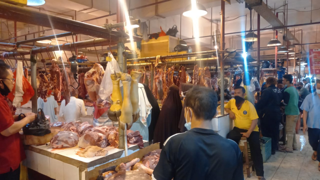 Pedagang daging sapi di Pasar Senen/Medcom.id/Chris.