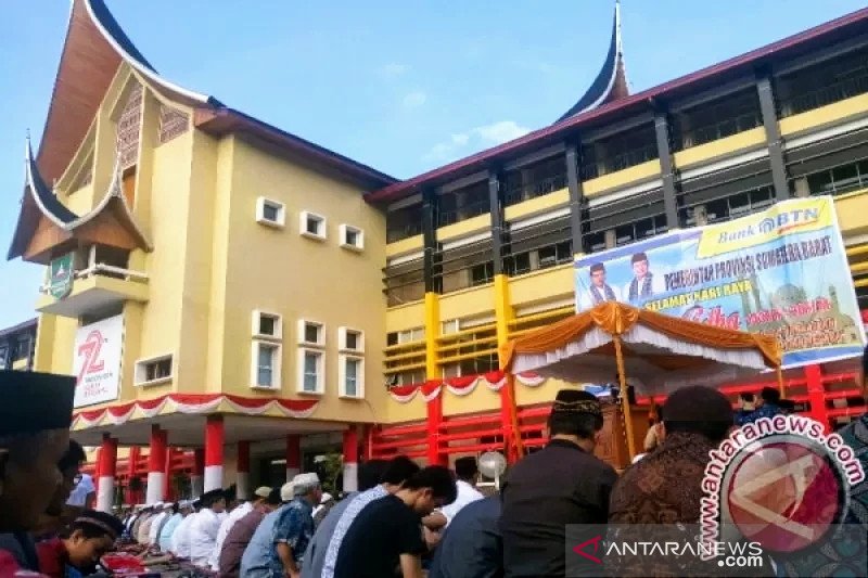 Ilustrasi pelaksanaan Salat Id berjemaah di halaman Kantor Gubenur Sumbar. ANTARA/ Miko Elfisha