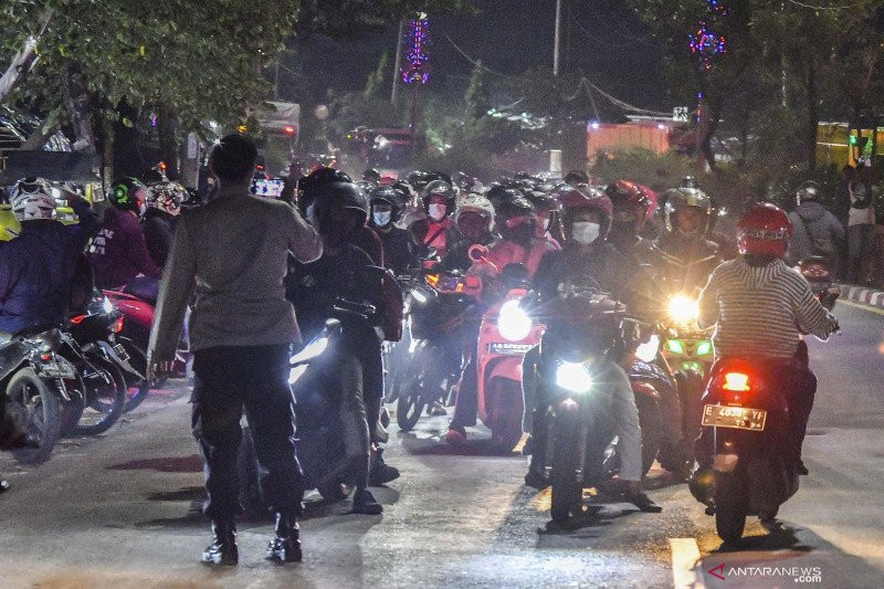 Polisi menghalau pemudik motor yang melawan arah untuk menghindari posko penyekatan mudik di Kedungwaringin, Kabupaten Bekasi, Jawa Barat, Minggu, 9 Mei 2021. Antara/Fakhri Hermansyah