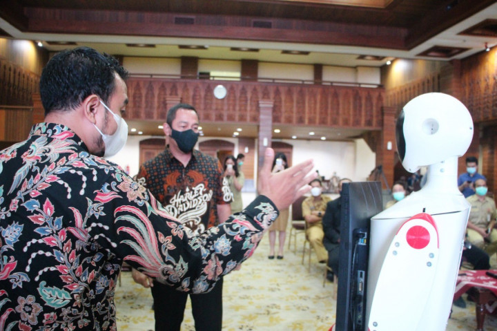 Robot Buatan Undip Mulai 'Bertugas' di Pemkot Semarang