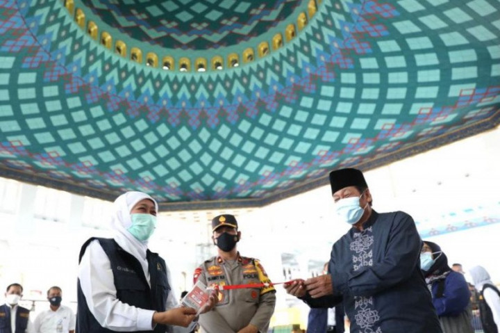 Khofifah Terima Kartu Tanda Masuk Salat Id di Masjid Al Akbar