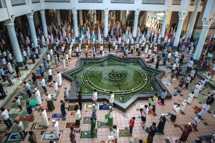 Foto: Suasana Salat Id di Masjid Al-Akbar Surabaya