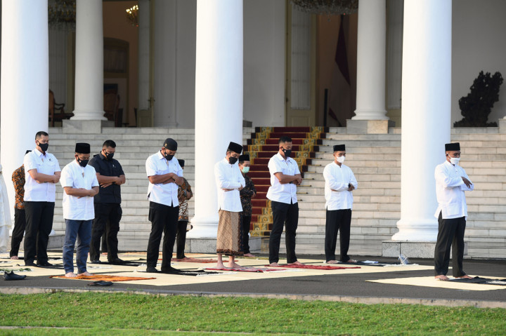 Momen Jokowi dan Iriana Salat Idulfitri di Halaman Istana Kepresidenan Bogor